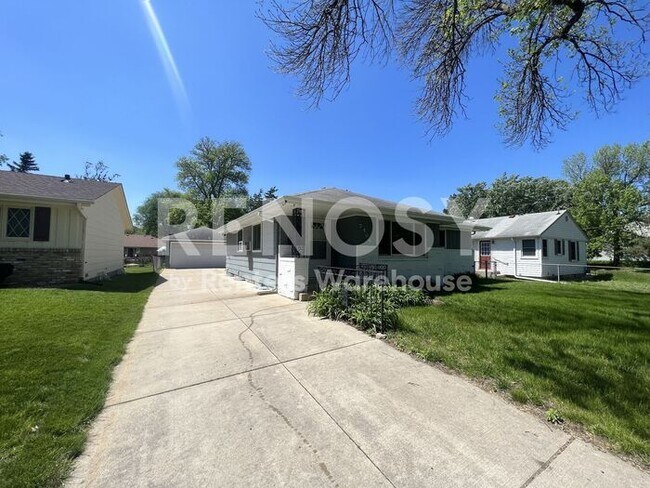 Building Photo - Available July 1st - 2 bed 2 bath, Single Family Home in Richfield!
