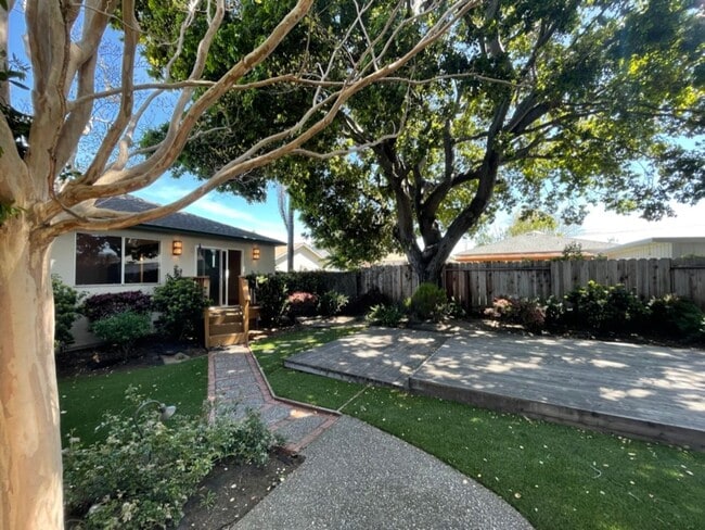 Building Photo - 3BD 1 BA Home in San Carlos with large bac...