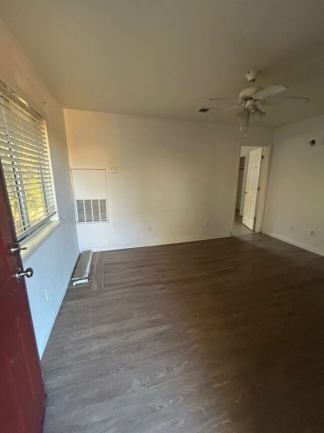 Building Photo - 1642 Post Rd