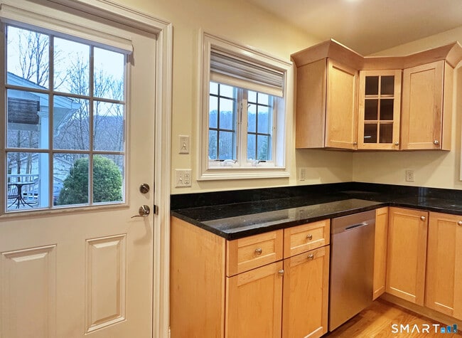 Building Photo - 8 Woodside Ave