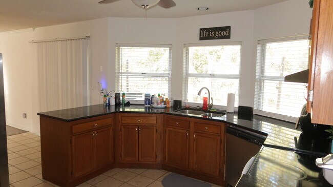 Building Photo - 3811 Armitage Dr