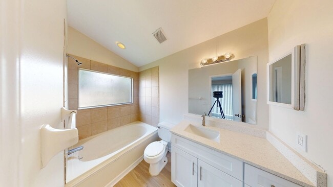 Building Photo - Beautiful 3 Bed/ 2 Bath Home with Two Car ...
