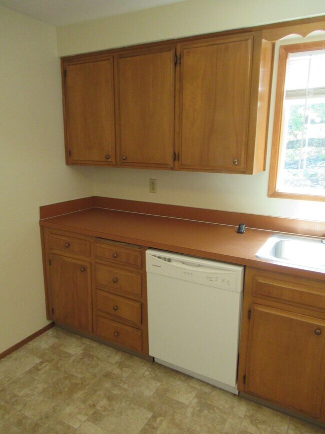 Building Photo - Large Two Bedroom w/ Garage