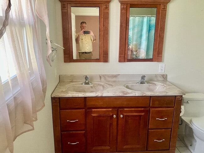 Building Photo - 3 Bedroom/2 Full Bath Ranch Near Air Produ...
