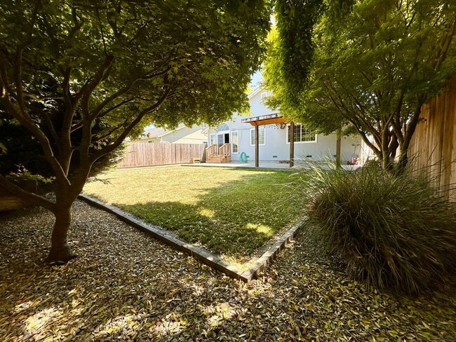 Building Photo - Bright & Spacious 3 Bed / 2 Bath - Gorgeou...