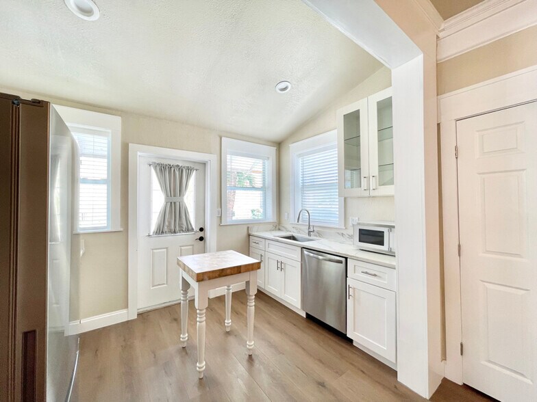 Building Photo - 7700 Boca Ciega Dr