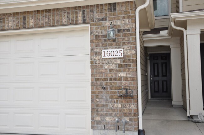 Building Photo - 16025 Summerville Lake Dr