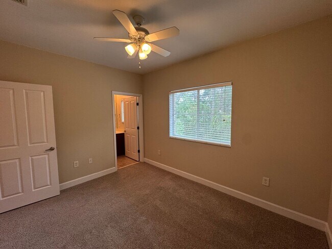 Building Photo - 2 Bed / 2 Bath Upstairs Condo in the Gated...