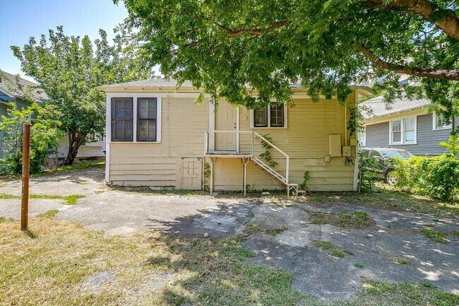 Building Photo - Large 4 Bed, 2 Bath in the heart of Histor...