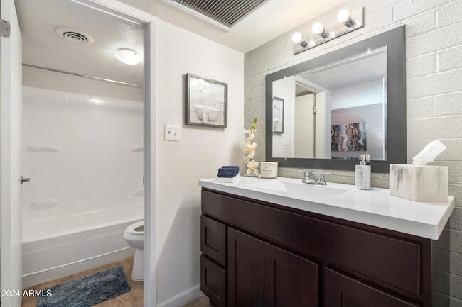 Building Photo - 1601 W Camelback Rd