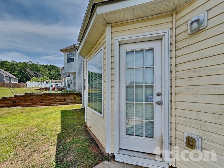 Building Photo - 305 Sarasota Ln