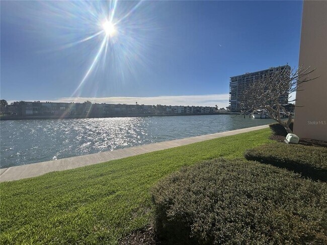 Building Photo - 7625 Sun Island Dr S