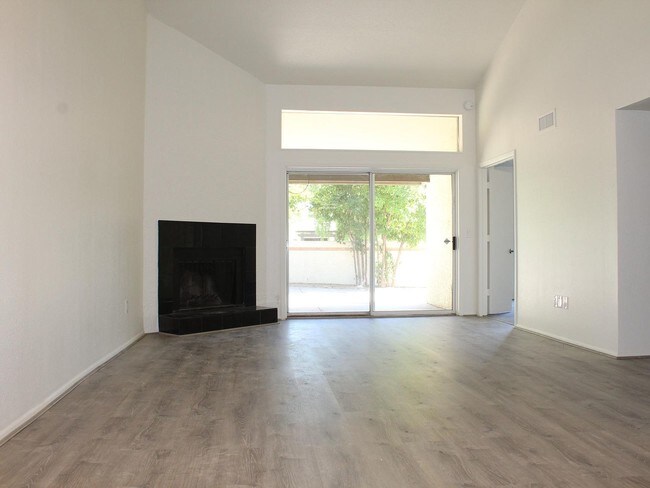 Living Room - 623 E Northview Ave