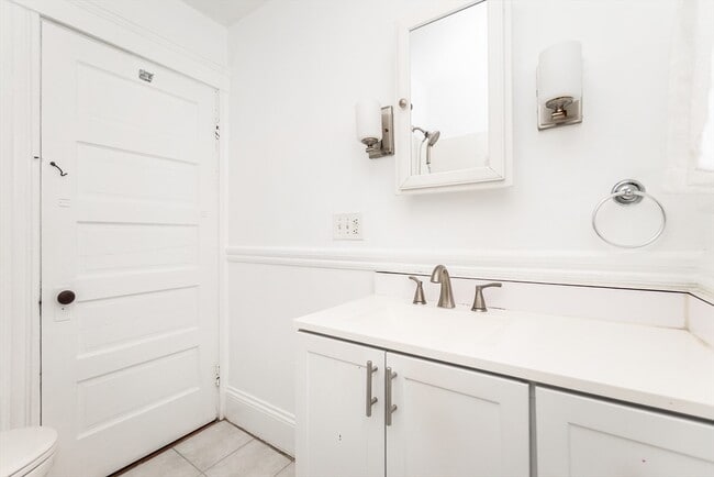 Building Photo - 359 Concord St