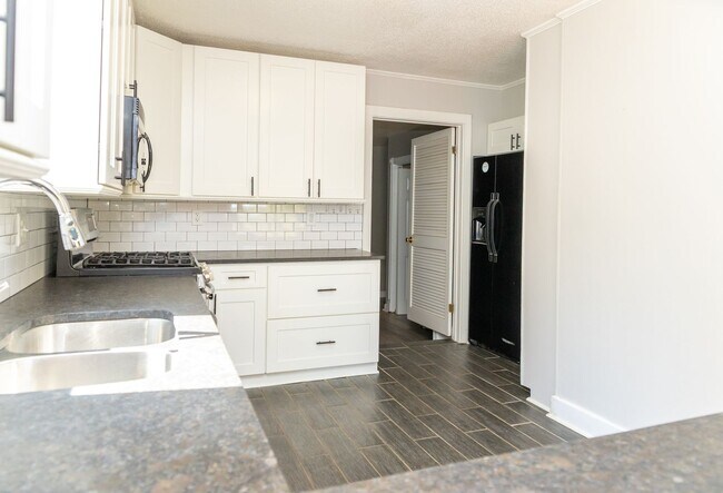 Building Photo - PEACEFUL LIVING.....SECLUSION! Move in ready!!!