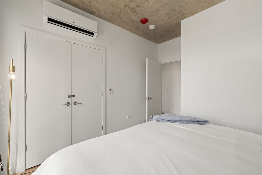 Building Photo - 853 W Blackhawk St