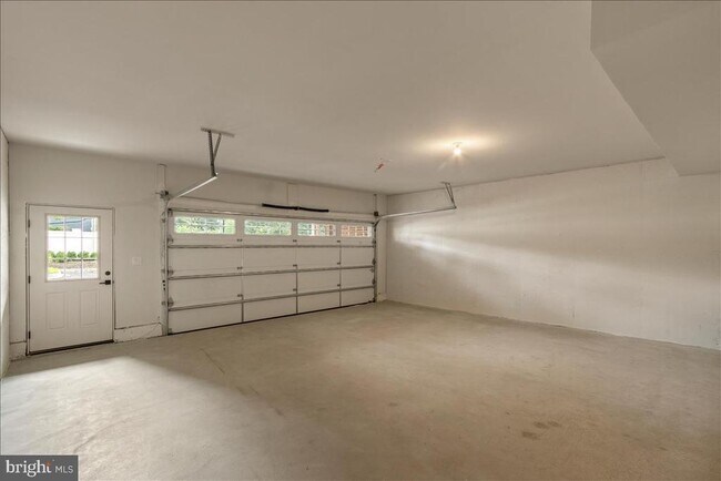 Building Photo - 264 W Ashland St