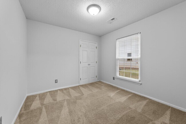 Building Photo - Spacious 3 Bedroom, 2 Bath with huge livin...