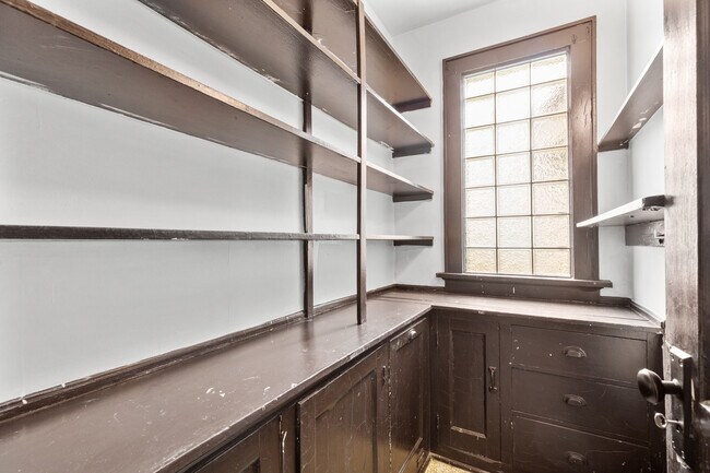 Building Photo - 928 E Locust St