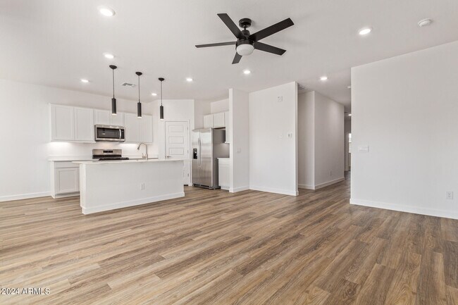 Building Photo - 15371 W Smoketree Dr