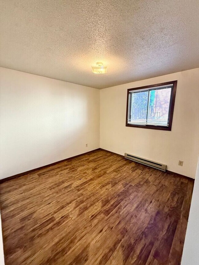 Building Photo - Cozy 2 Bed/1 Bath Apartment in North Loveland. New Wood Floors! RENT INCLUDES: Gas/Water/Sewer/Trash