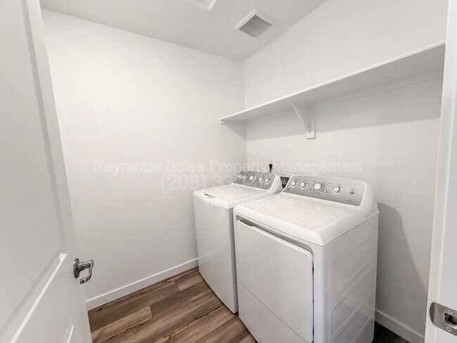 Building Photo - 4100 W Cirrus Ln