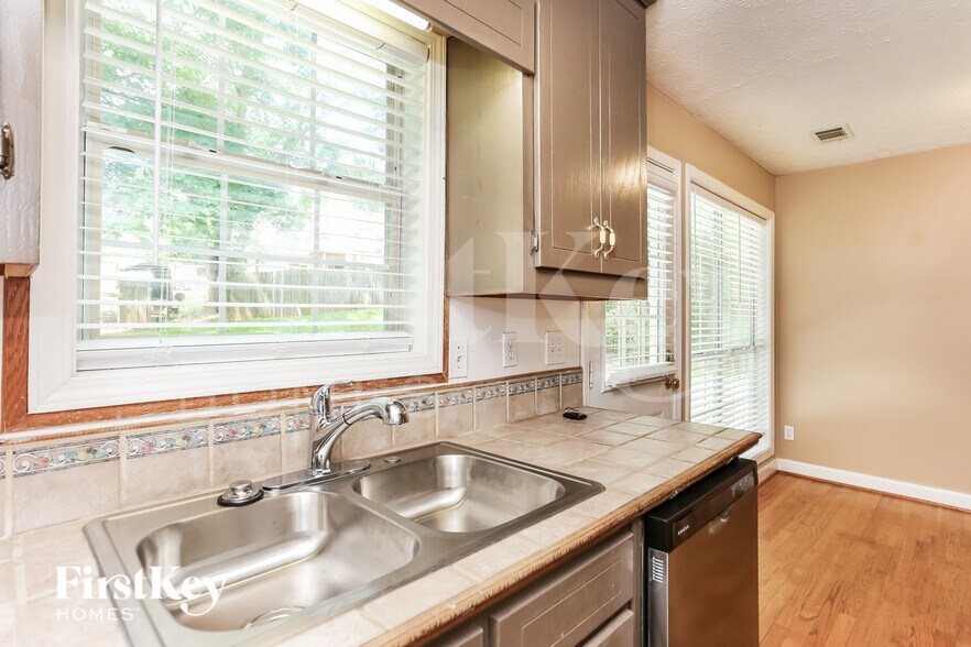 Building Photo - 5082 Memory Ln