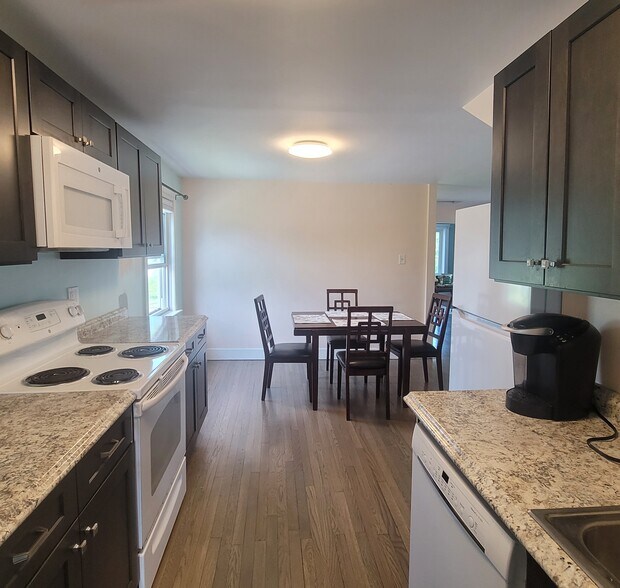 Open space eat in kitchen - 1235 Gardners Neck Rd