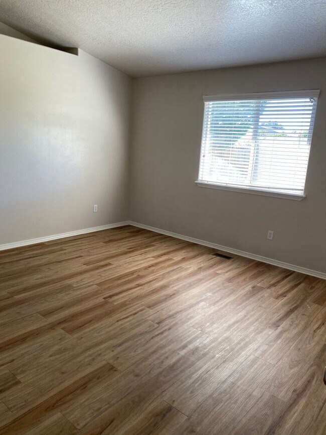 Building Photo - Great location, 3 bedroom house with large...