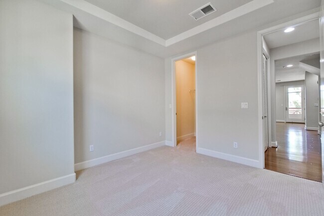 Building Photo - Excellent 4 Bed 2.5 Bath Town Home!