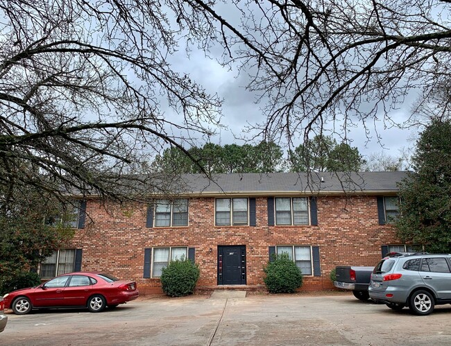 Building Photo - Large 2BR/2Bath on Eastside! Available mid...