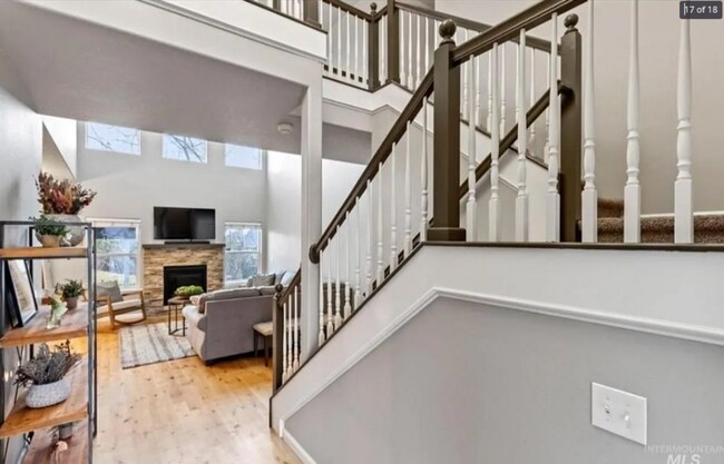 Building Photo - 552 E Whitney Ct