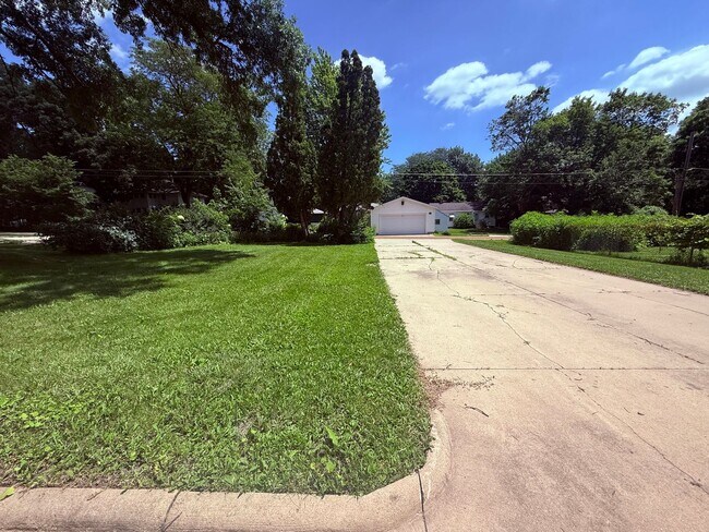 Building Photo - 4-Bed House in Cedar Falls