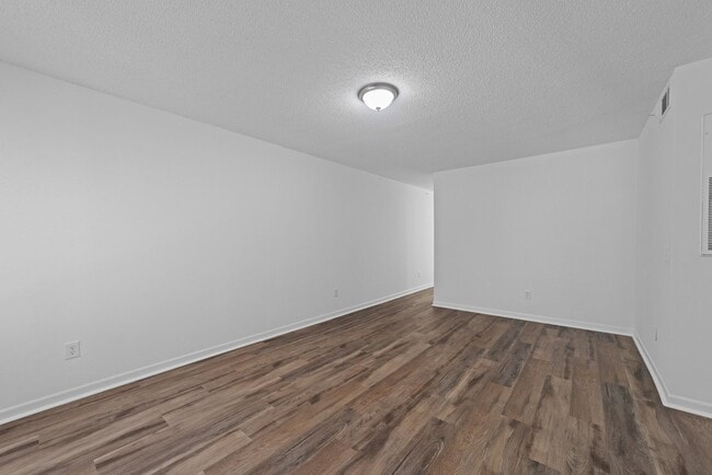 Building Photo - West Oaks, Three Bedroom Two Bath Apartment