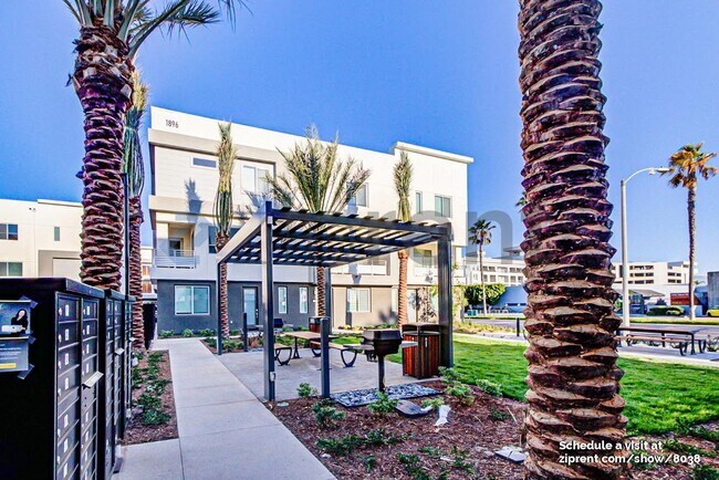 Building Photo - 1896 S Westside Dr