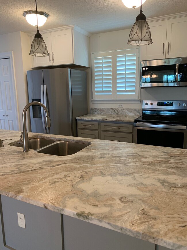 Building Photo - 9595 Villas Dr