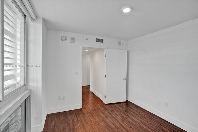 Building Photo - 9261 E Bay Harbor Dr