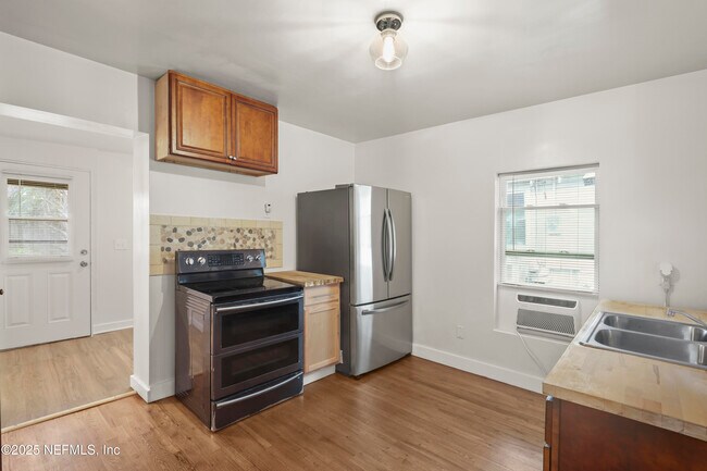 Building Photo - 269 W King St