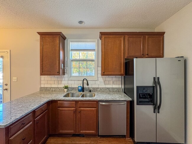 Building Photo - Beautiful 4 Bed 2.5 Bath Home with Fenced Backyard