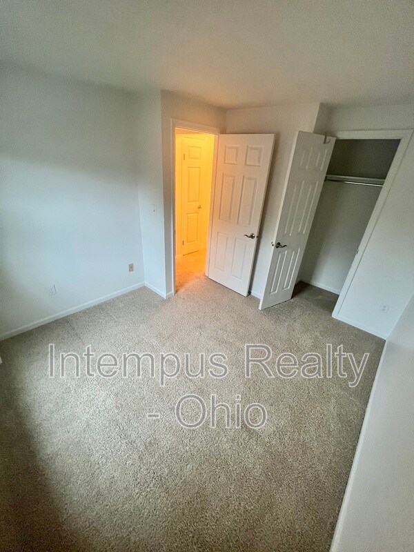 Building Photo - 2071 Stratford Ct