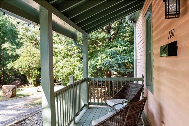 Building Photo - 720 Mollie St SE