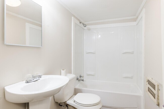 Building Photo - 22 E 7th St