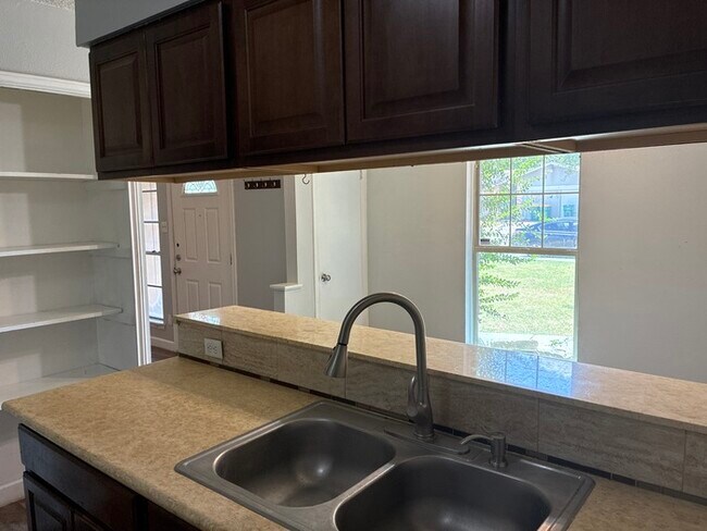 Building Photo - Beautiful 4BR 2BA Home w/ Fenced Yard + Garage Parking in Converse