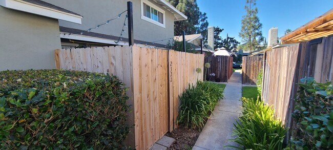 Building Photo - Santa Ana townhome style.  2 bed, 1 1/2 ba...