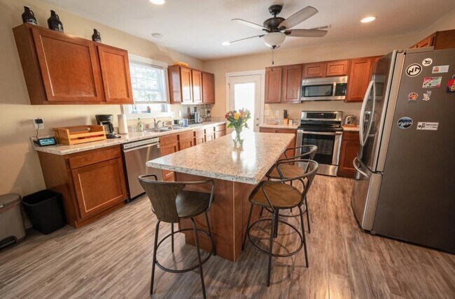 Building Photo - 422 S 7th St