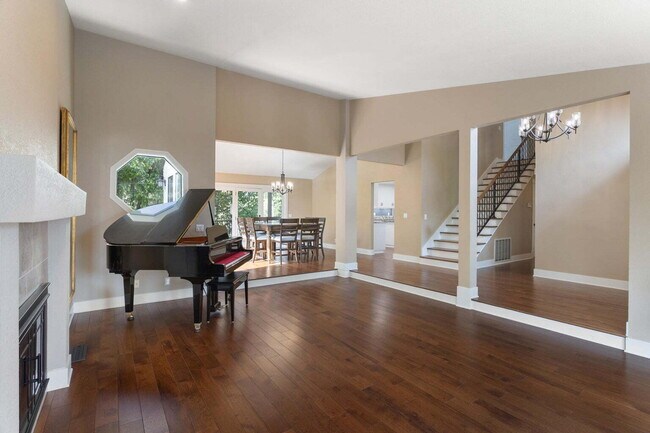 Building Photo - Gorgeous Executive Level Home 4 beds 3 baths close to hospitals and courthouse