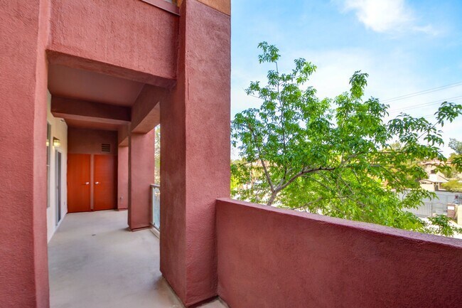 Building Photo - Park Avenue Mid Rise Condo. All HOA Amenities
