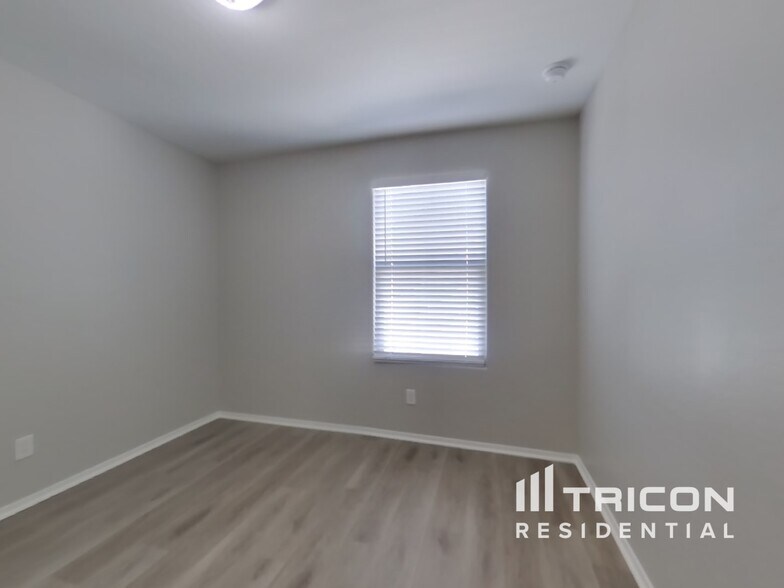 Building Photo - 16562 W Sierra St
