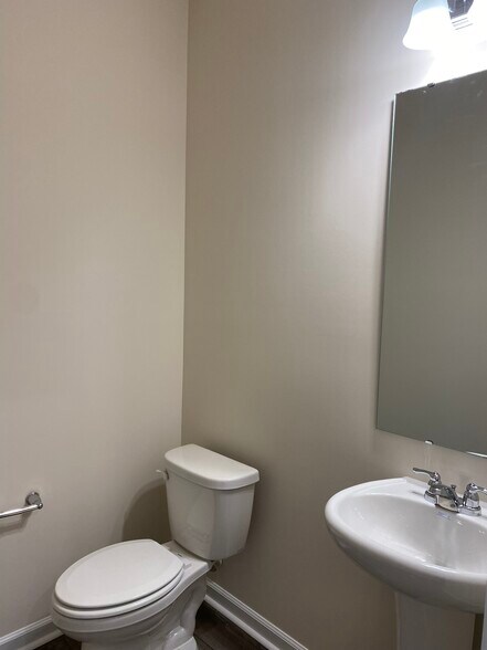 Building Photo - 2413 Hedge Maple Dr