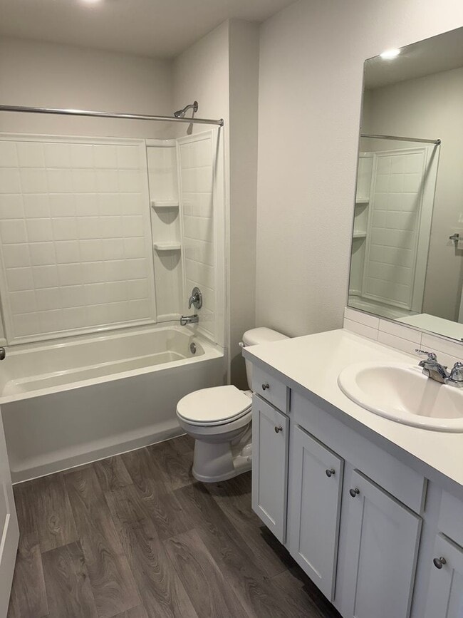 Building Photo - Goregous 2 Bedroom Townhome with 2 Car Gar...